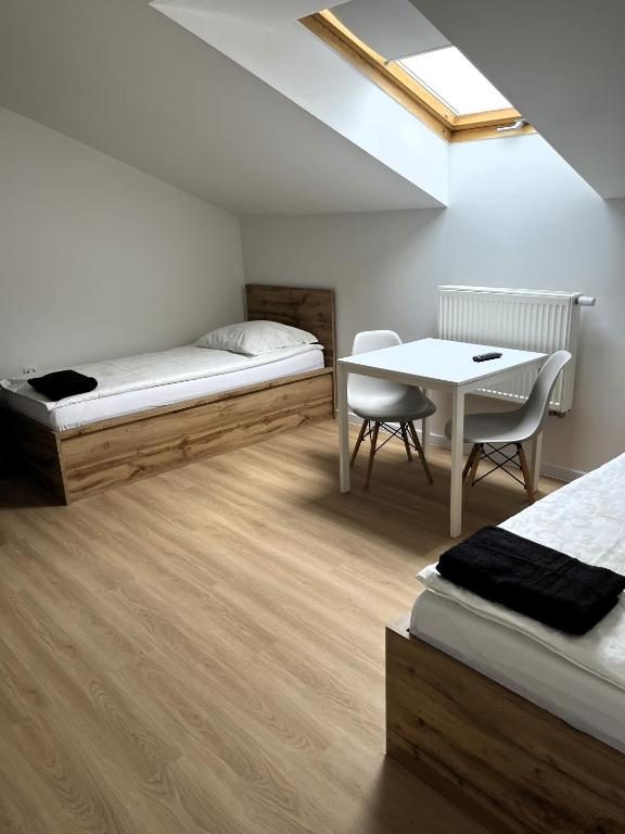 Twin room with table and chairs